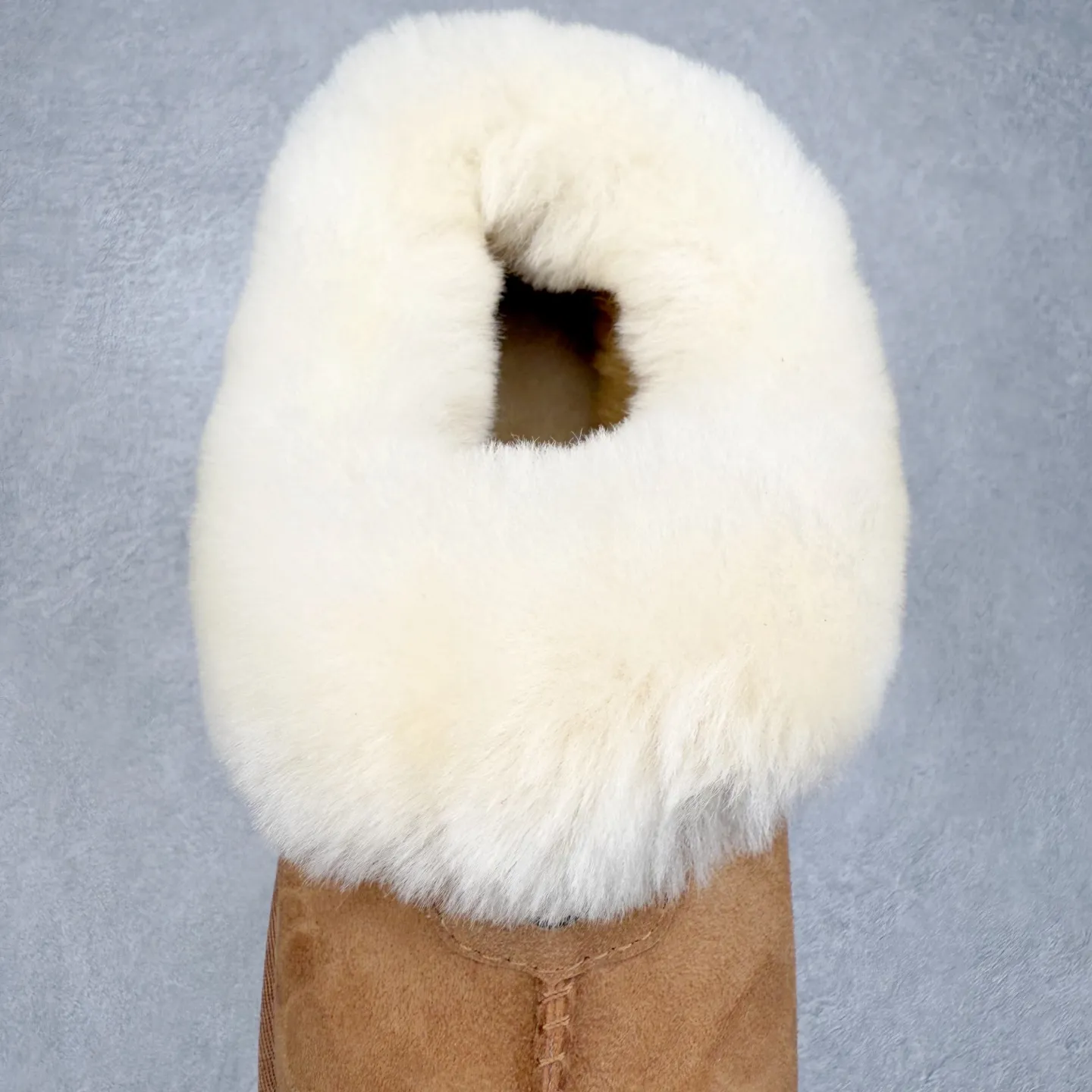 Pick up locally 💰520 UGG 4810H Tatsu special thick-soled autumn and winter sheep fur integrated snow boots. All shoes are made of ZP same factory. Longfeng A-grade Australian imported sheep fur integrated brand OEM production line. Fully follow the ZP process. OEM original pattern maker. Adhering to the principle of no original shoes and no development selection. Pay attention to every detail. The most authentic version on the market TREADLITE "Light Wing" technology outsole Lightweight/durable/flexible/pile size: 35 36 37 38 39 40 Coding: by2936070